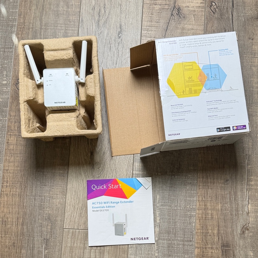 NETGEAR AC750 WiFi Range Extender - Picture 2 of 5